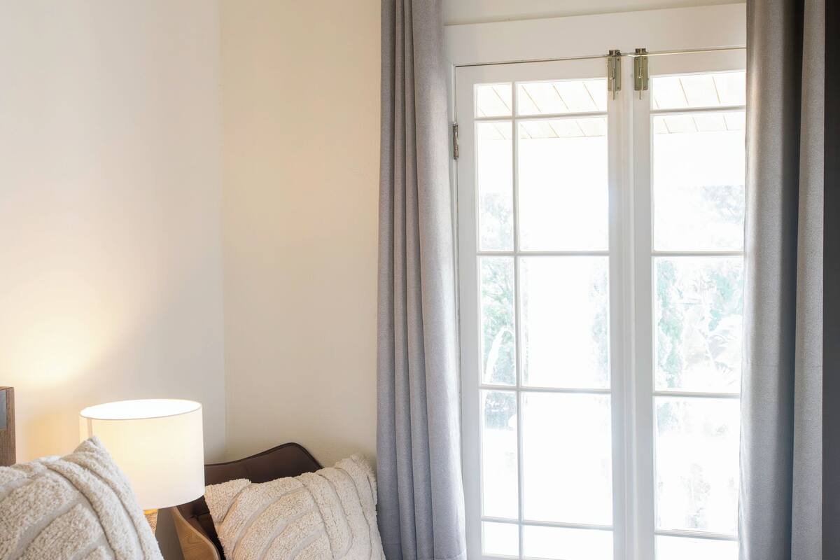 Deluxe Room, Ocean View | 1 bedroom, in-room safe, free WiFi