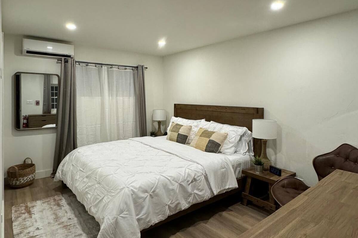 Habitación doble Confort, 1 cama King size, vista al patio | Caja de seguridad en la habitación y wifi gratis 