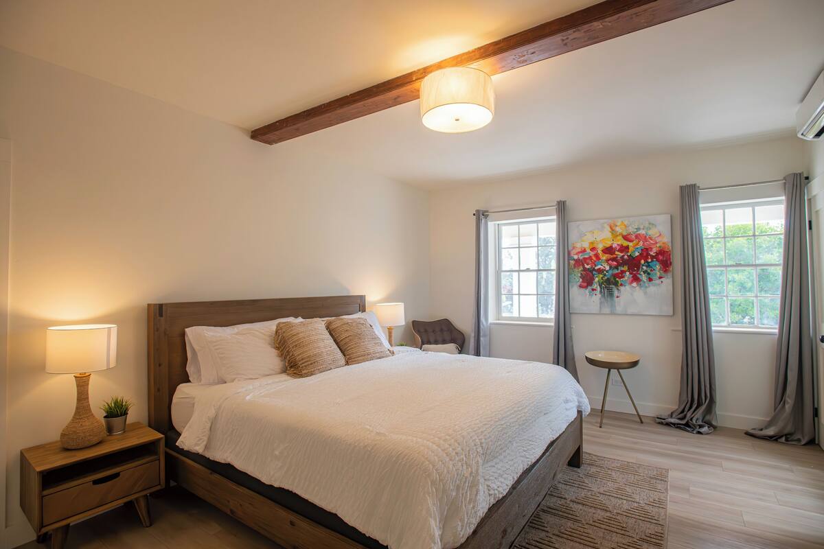 Habitación doble Deluxe, 1 cama King size, vista al jardín | Caja de seguridad en la habitación y wifi gratis 