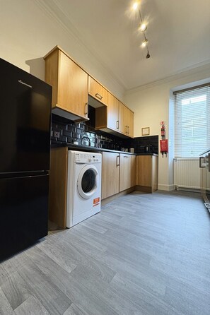 Refrigerador, microondas, horno y lavavajillas 