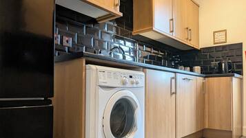 Frigorífico, microondas, horno y lavavajillas