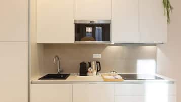 Kühlschrank, Mikrowelle, Herdplatte, Geschirrspüler