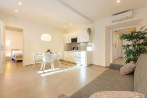 TV, offices - Colosseum Holidays - San Giovanni in Laterano (Roma)