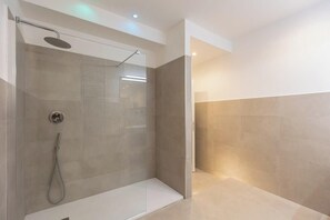 Een douche, milieuvriendelijke toiletartikelen, een haardroger, shampoo