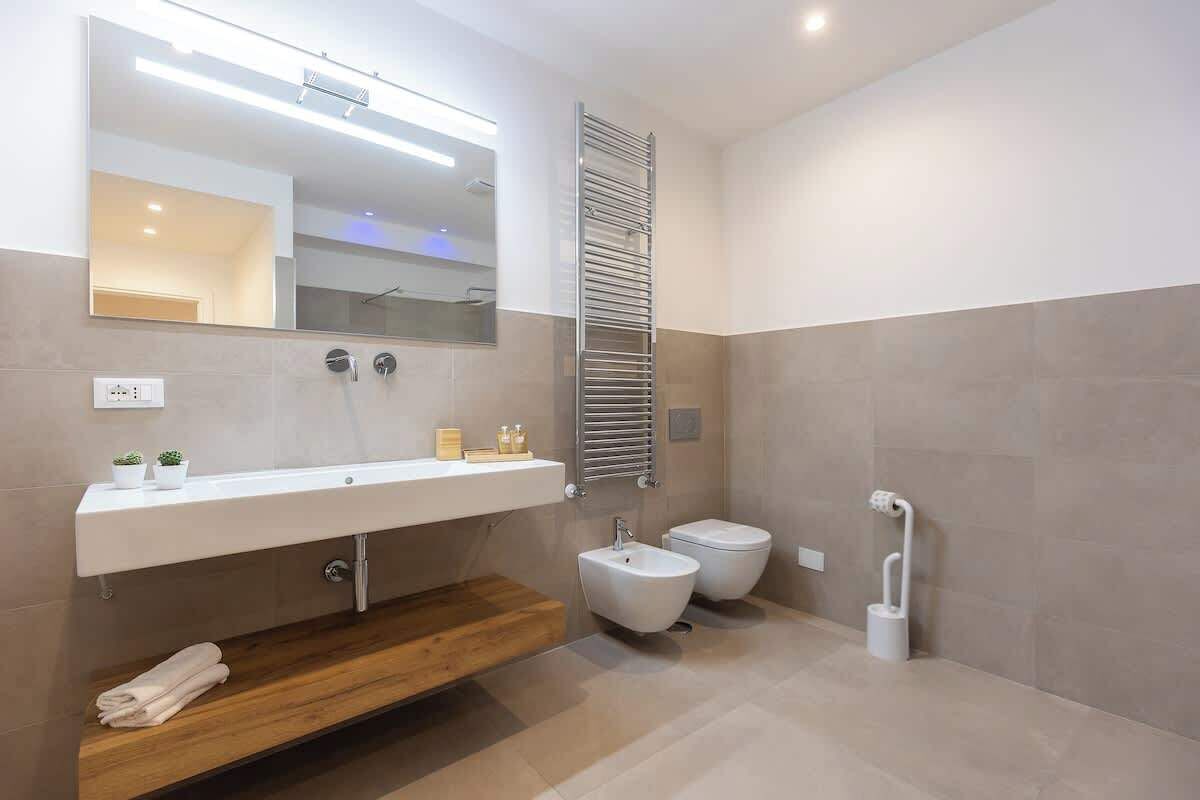 Douche, articles de toilette écologiques, sèche-cheveux