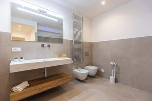 Shower, eco-friendly toiletries, hair dryer - Colosseum Holidays - San Giovanni in Laterano (Roma)