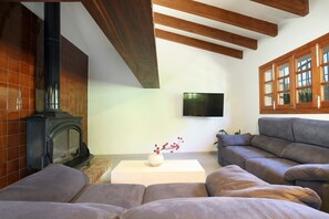 Una Smart TV, una chimenea, un reproductor de DVD, un futbolín