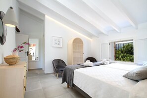 5 bedrooms, iron/ironing board, internet, bed sheets