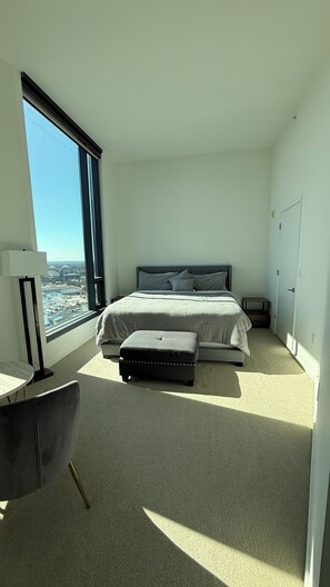 2 عدّة غرف نوم ومكواة/لوح كي وواي فاي وملاءات أسرّة