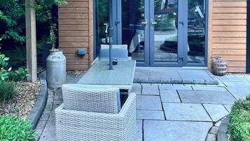 Deluxe Cabin, Garden View | Terrace/patio