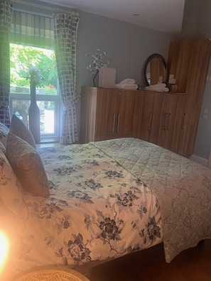 Departamento Deluxe, vista al jardín | 1 habitación, sábanas de algodón egipcio y ropa de cama de alta calidad