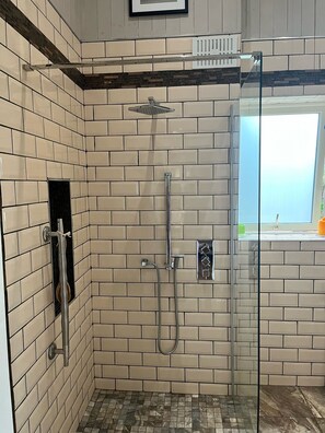 Apartamento Deluxe, vistas al jardín | Baño | Secador de pelo, toallas, jabón y champú