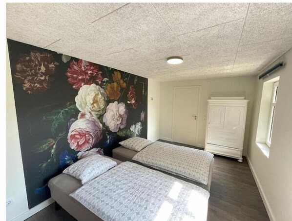 Iron/ironing board, WiFi, bed sheets