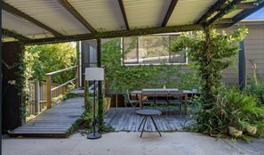 Outdoor dining - Shack No. 5  A Quirky, Retro Beach Escape in Jervis Bay! (Vincentia)