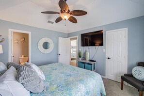 3 bedrooms, iron/ironing board, WiFi, bed sheets - 5 Min Walk to Beach W/ Community Pool, Pier&Marina (Galveston)