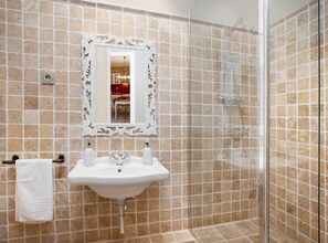 Shower, hair dryer, towels, toilet paper - BOHEME Bright & spacious apartment in the center (Barcelona)