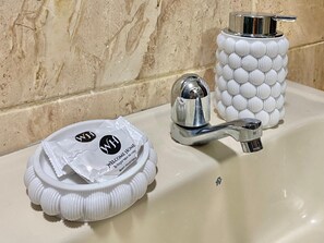 Dusche, Handtücher, Seife, Toilettenpapier