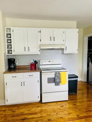 Private kitchen - Grady's Retreat 
Charming 2-bedroom house in Hendersonville with WiFi and AC (Hendersonville)