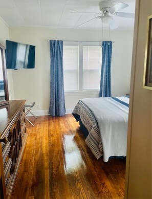 2 bedrooms, iron/ironing board, WiFi, bed sheets - Grady's Retreat 
Charming 2-bedroom house in Hendersonville with WiFi and AC (Hendersonville)