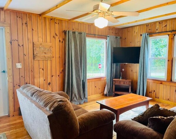 Interior - Grady's Retreat 
Charming 2-bedroom house in Hendersonville with WiFi and AC (Hendersonville)