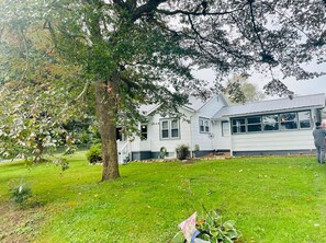 Exterior - Grady's Retreat 
Charming 2-bedroom house in Hendersonville with WiFi and AC (Hendersonville)