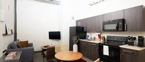 Réfrigérateur, micro-ondes, four, plaque de cuisson