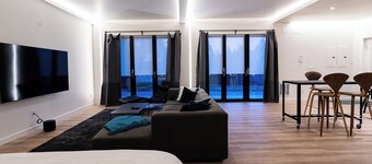 Modern High End Loft  Large Central Location in wonderful Kirkland AC