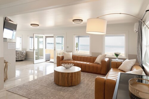 PRIVATE BEACH: A PALACE IN PARADISE @ NIANTIC W/ 6 QUEENS 1 TWIN BED