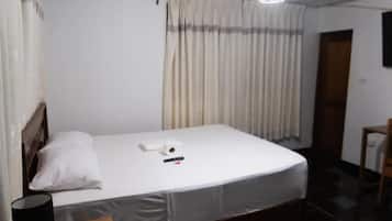 Cabaña estándar, vista al jardín | Escritorio, espacio para trabajar con laptop y wifi gratis