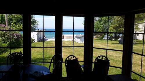 Charming Lakefront Cottage in 1000 Islands region 2 Bedrooms, 1 Loft, Wi Fi & AC