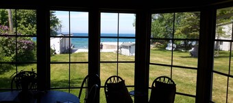 Charming Lakefront Cottage in 1000 Islands region 2 Bedrooms, 1 Loft, Wi Fi & AC