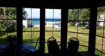 Charming Lakefront Cottage in 1000 Islands region 2 Bedrooms, 1 Loft, Wi Fi & AC