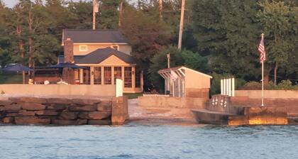 Charming Lakefront Cottage in 1000 Islands region 2 Bedrooms, 1 Loft, Wi Fi & AC