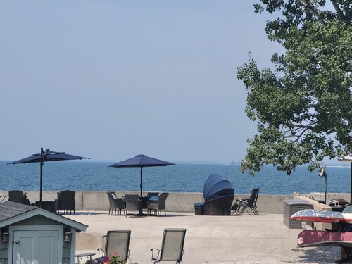 Charming Lakefront Cottage in 1000 Islands region 2 Bedrooms, 1 Loft, Wi Fi & AC