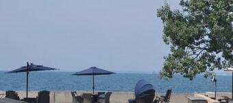 Charming Lakefront Cottage in 1000 Islands region 2 Bedrooms, 1 Loft, Wi Fi & AC