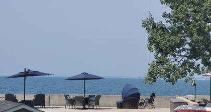 Charming Lakefront Cottage in 1000 Islands region 2 Bedrooms, 1 Loft, Wi Fi & AC