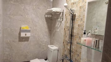 Comfort Double Room | Bathroom | Shower, hair dryer, towels, shampoo
