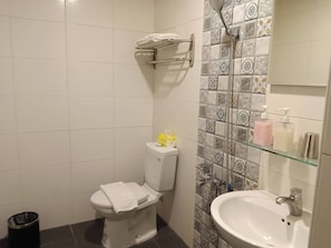 Comfort-Doppelzimmer | Badezimmer | Dusche, Haartrockner, Handtücher, Shampoo