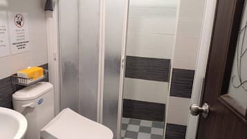 Comfort Quadruple Room | Bathroom | Shower, hair dryer, towels, shampoo