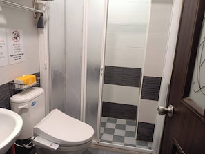Comfort-Vierbettzimmer | Badezimmer | Dusche, Haartrockner, Handtücher, Shampoo