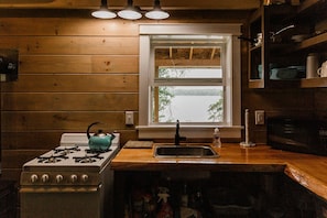 小屋, 湖景 | 私人廚房 | 雪櫃、微波爐、焗爐、爐具