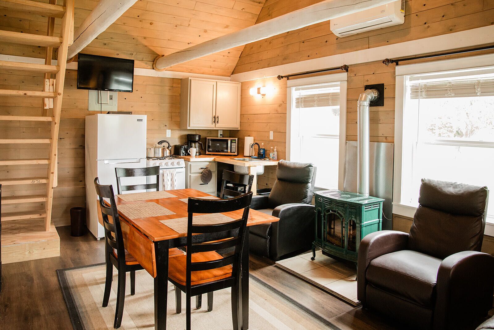 Cabin, Multiple Beds, Lakeside | In-room dining
