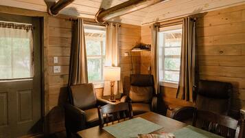 Ferienhütte, Seeblick | Wohnbereich | 32-Zoll-Smart-TV mit Kabelempfang