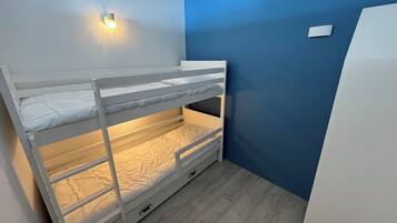 3 chambres, fer et planche Ă repasser