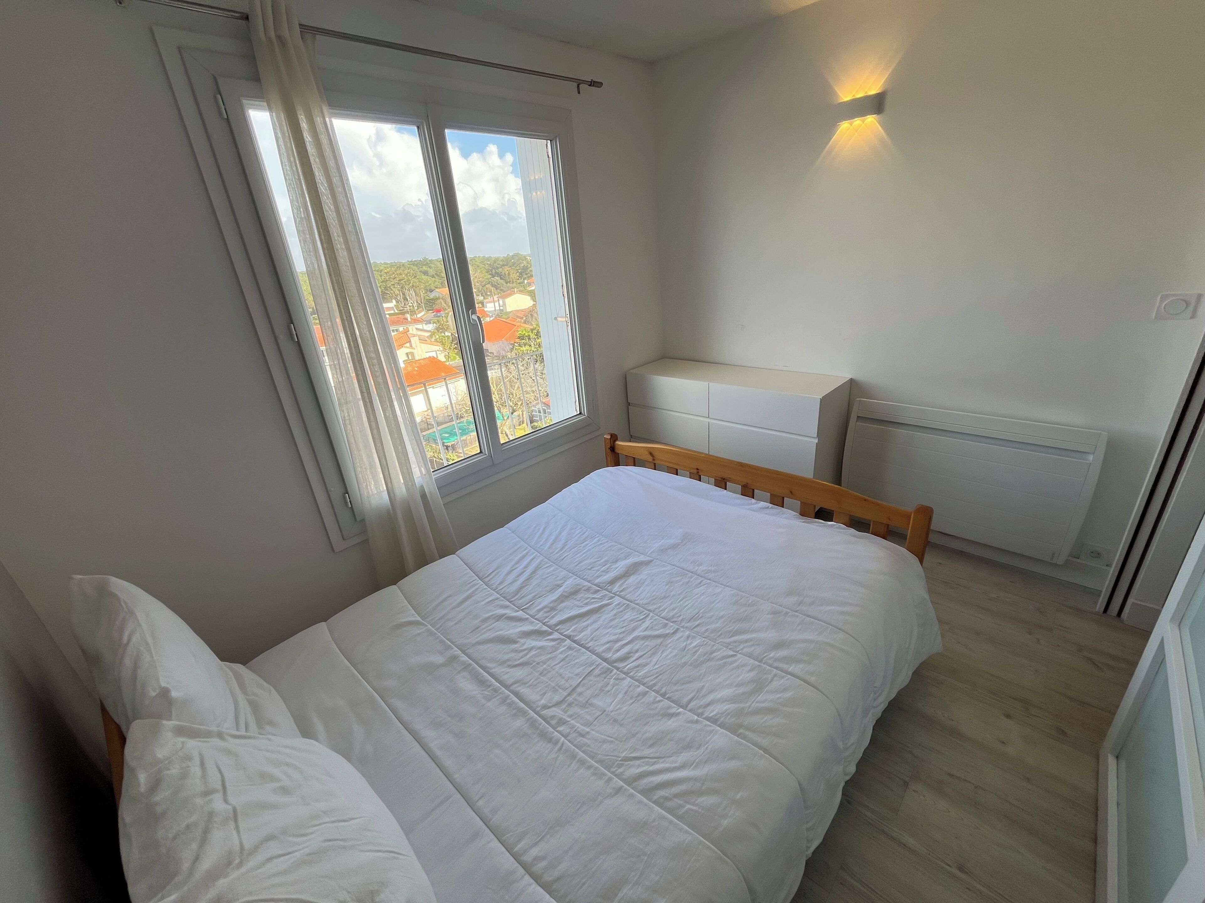 3 chambres, fer et planche à repasser