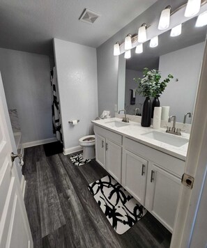 Towels, soap, shampoo, toilet paper - Rodeo-Ready Retreat! Newly Renovated & Stylishly Relaxing (Houston)