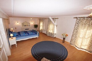 4 bedrooms, desk, iron/ironing board, free WiFi