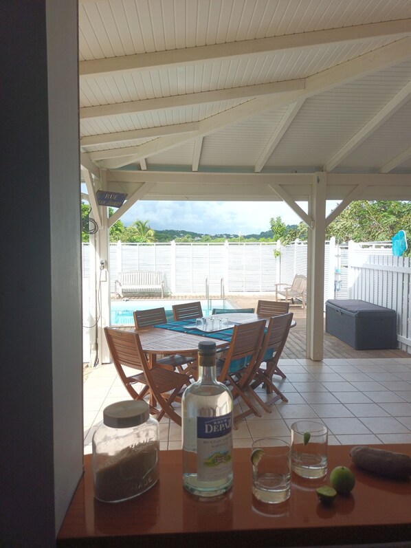 Outdoor dining - La Maison Tivèsay, in a quiet location just a few minutes from the beach and all amenities! (Sainte-Anne)