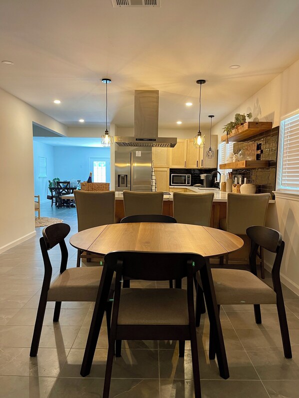 A modern kitchen with a central island, stainless steel appliances, and pendant lighting. - Charming 4-bedroom house with WiFi and AC in enchanting Houston (Houston)