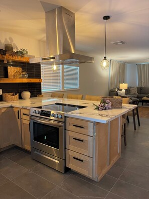 Mikrowelle, Ofen, Herdplatte, Geschirrspüler